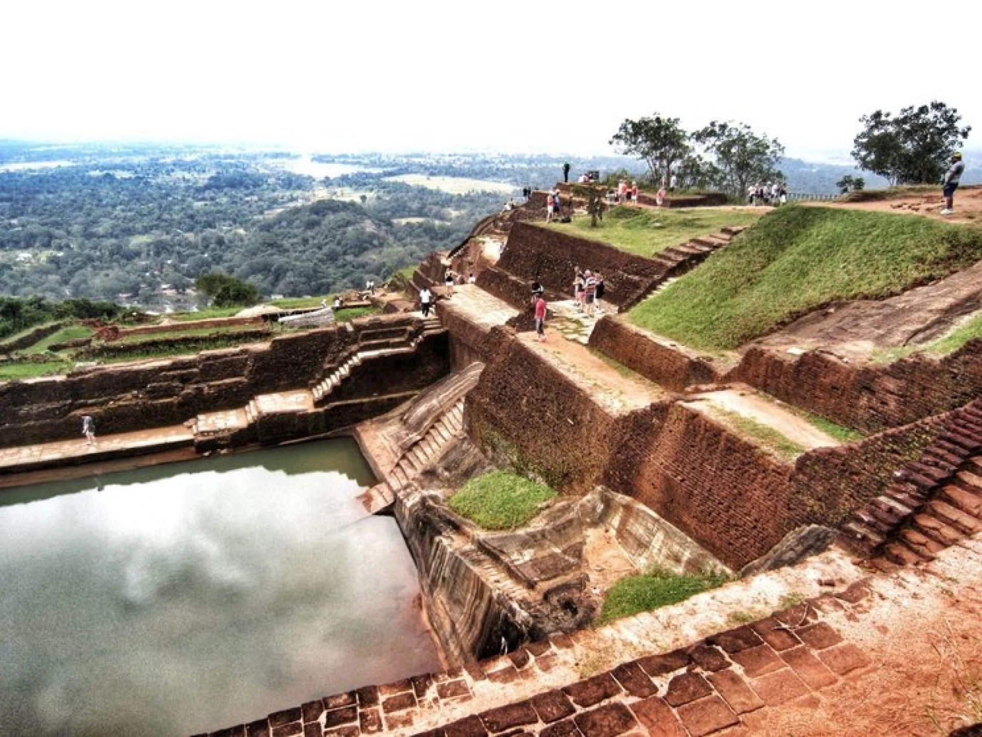 Sobre las garras del león dormido