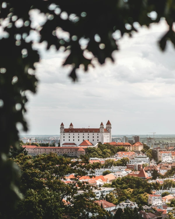 Descubre Bratislava desde Santiago en Semana Santa